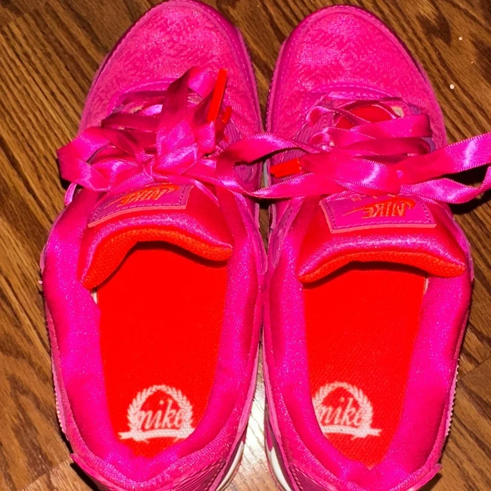 Nike vibrant fuchsia